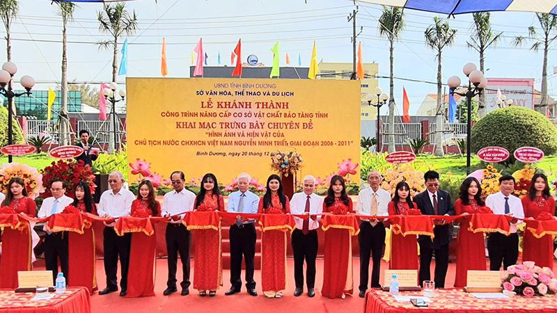 Nguyên Chủ tịch nước Nguyễn Minh Triết và các đại biểu thực hiện nghi thức khánh thành Bảo tàng tỉnh và khai mạc trưng bày chuyên đề.