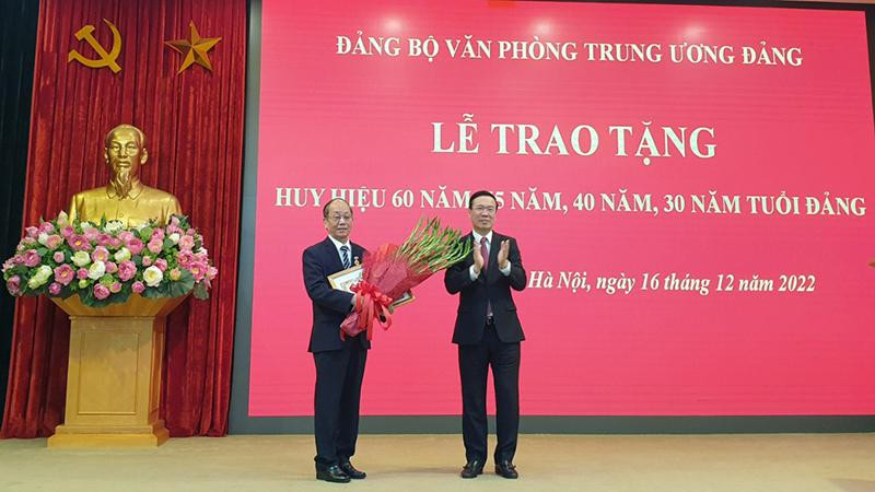 Đồng chí Võ Văn Thưởng, Ủy viên Bộ Chính trị, Thường trực Ban Bí thư trao Huy hiệu 60 năm tuổi Đảng tặng đồng chí Phan Diễn.