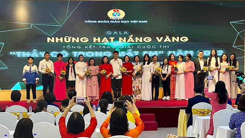 Học sinh, sinh viên trao hoa tặng các thầy cô giáo - nhân vật trong các tác phẩm dự thi của mình.