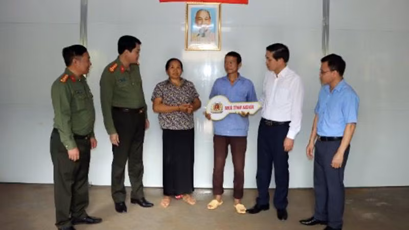 Các đơn vị bàn giao nhà cho gia đình anh Lò Văn Thắng.