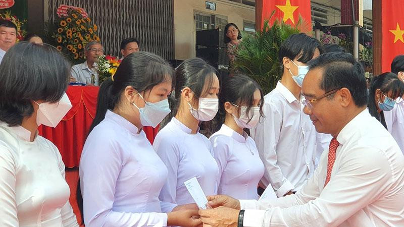Bí thư Tỉnh ủy Long An Nguyễn Văn Được dự lễ khai giảng năm học mới tại Trường trung học phổ thông Nguyễn Hữu Thọ, xã Thanh Phú (huyện Bến Lức) và trao học bổng cho học sinh. 