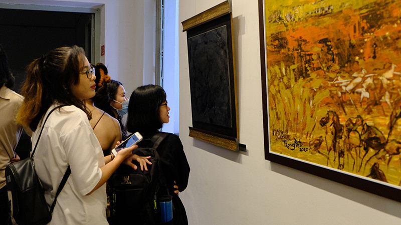 Khán giả thưởng thức tranh tại triển lãm.
