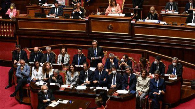 Thủ tướng Italy Mario Draghi (giữa, hàng 3) phát biểu tại phiên bỏ phiếu tín nhiệm chính phủ của Thượng viện ở Rome, ngày 20/7/2022. (Ảnh: THX/TTXVN)