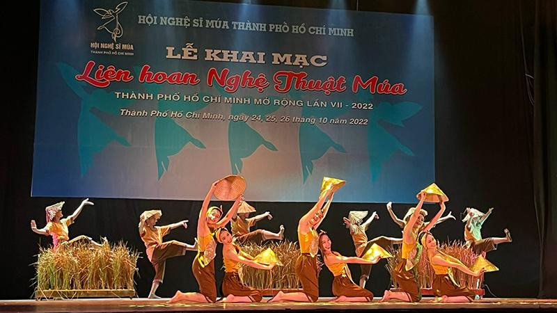 Tiết mục múa “Lúa xuân” của Vũ đoàn The Sun.