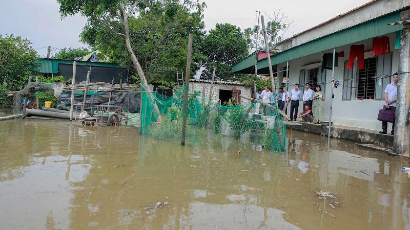 Nước biển xâm thực vào khuôn viên nhà dân thôn Tân Xuân, xã Hoằng Phụ.