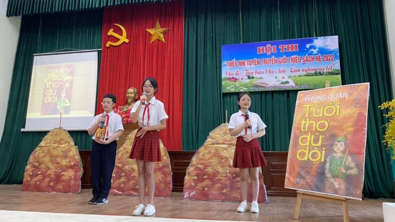 Các em thiếu nhi giới thiệu sách với chủ đề “Tiếp bước cha anh - Làm nghìn việc tốt”.