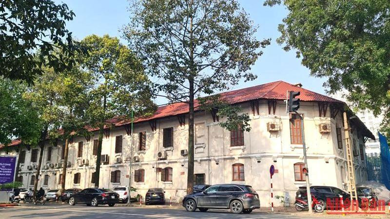 Phần công trình chưa tháo dỡ tại 61 phố Trần Phú, quận Ba Đình, Hà Nội. (Ảnh: Duy Linh)