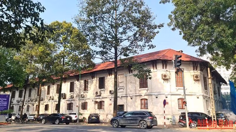 Phần công trình chưa tháo dỡ tại 61 phố Trần Phú, quận Ba Đình, Hà Nội. (Ảnh: Duy Linh)