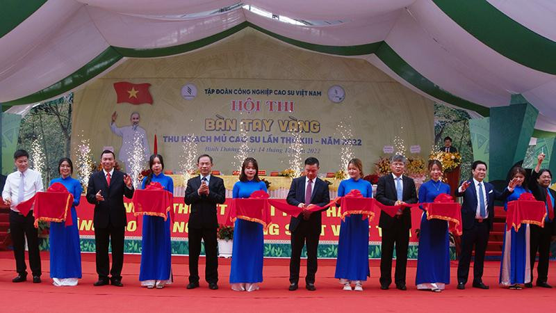 Các đại biểu cắt băng khai mạc Hội thi Bàn tay Vàng khai thác mủ cao-su năm 2022.