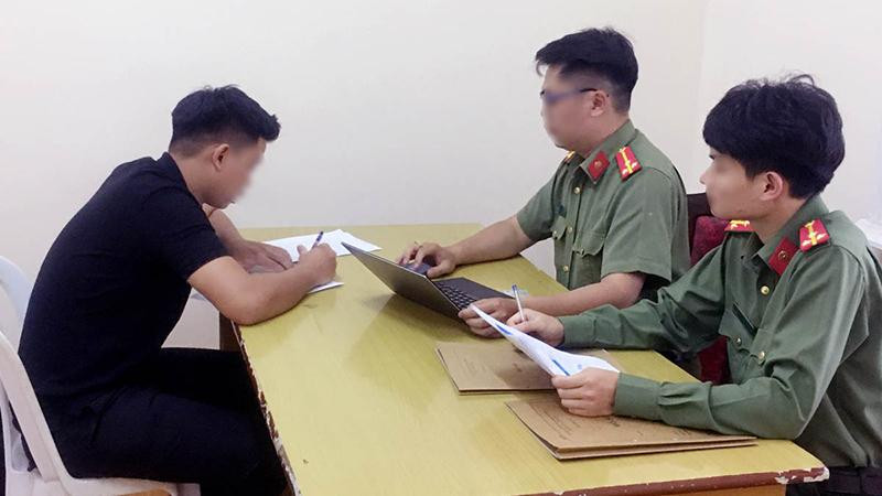 T.B.H làm việc với cơ quan công an.