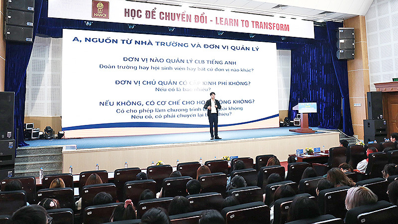 Các đại biểu tìm hiểu những nội dung chính của Diễn đàn.