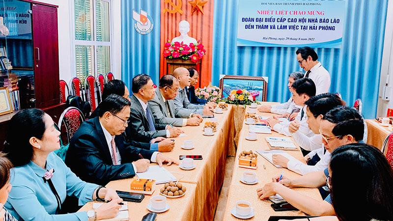Quang cảnh trao đổi nghiệp vụ giữa Hội Nhà báo Lào và Hội Nhà báo thành phố Hải Phòng.