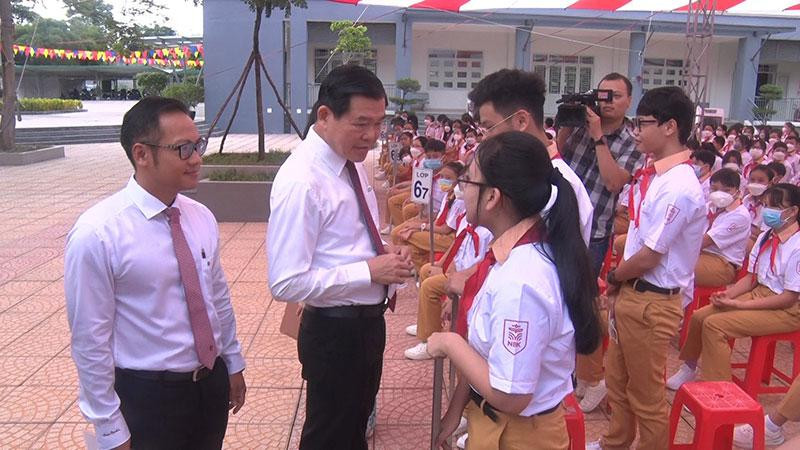 Bí thư Tỉnh ủy Đồng Nai Nguyễn Hồng Lĩnh tham dự lễ khai giảng tại Trường trung học cơ sở Nguyễn Bỉnh Khiêm, thành phố Biên Hòa.