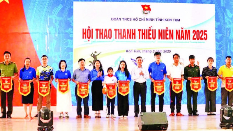 Tặng cờ lưu niệm cho các đoàn tham dự.