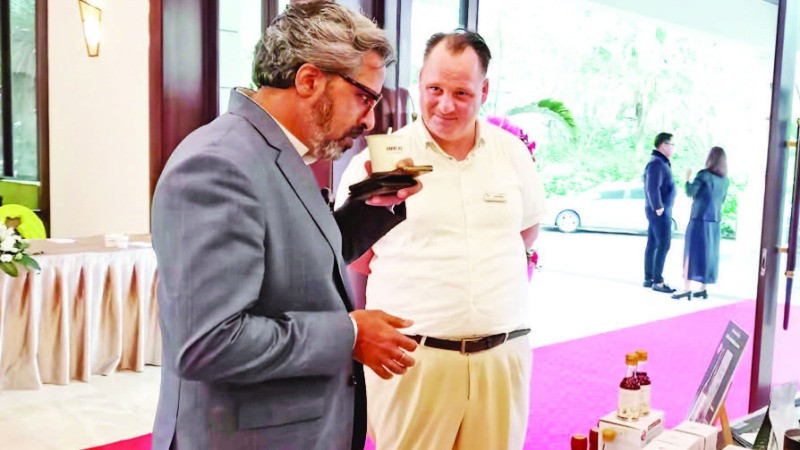 Du khách nước ngoài thưởng thức vị cà-phê mắm Nam Ô. (Ảnh NVCC)