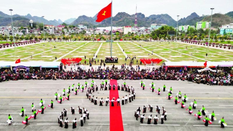 Lễ hội hoa ban được thành phố Sơn La tổ chức từ năm 2003, thu hút đông đảo du khách tham dự.