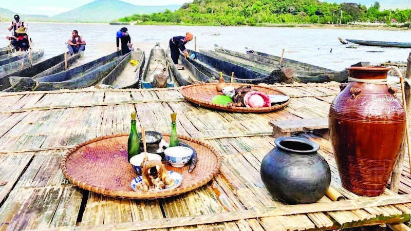  Lễ vật cúng hạ thủy thuyền độc mộc của người M'nông.