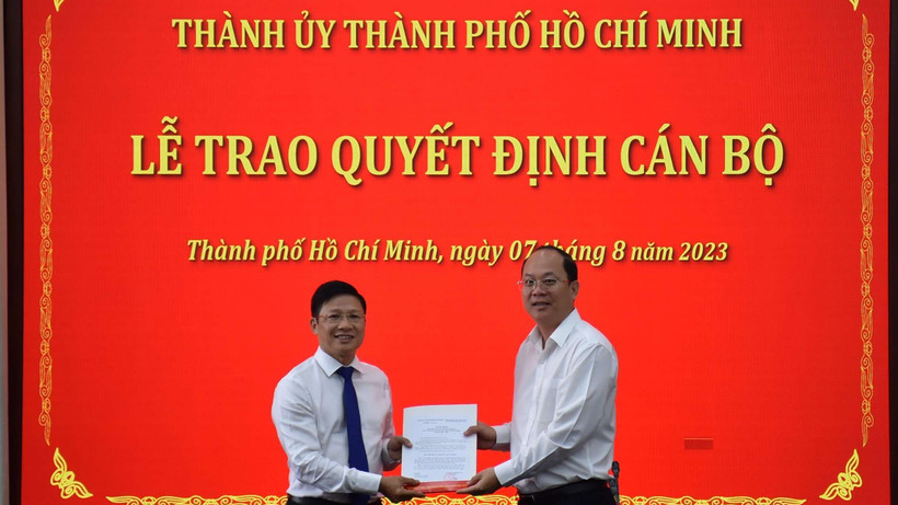 Phó Bí thư Thành ủy Thành phố Hồ Chí Minh Nguyễn Hồ Hải trao quyết định cho đồng chí Võ Minh Tuấn.