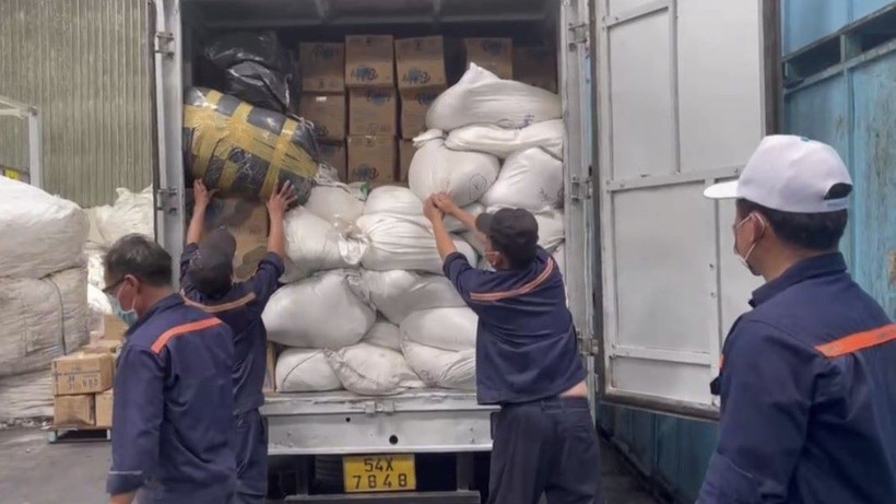 Lực lượng chức năng kiểm đếm hàng hóa vi phạm buộc tiêu hủy.