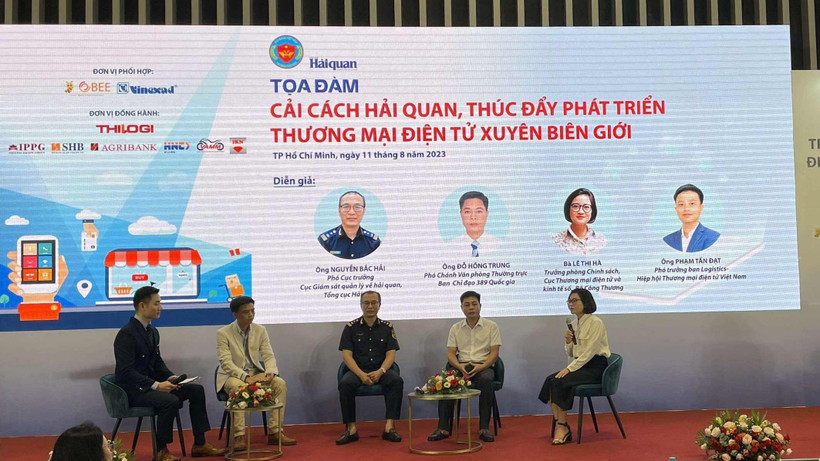 Các diễn giả tham gia Tọa đàm “Cải cách hải quan, thúc đẩy phát triển thương mại điện tử xuyên biên giới”.