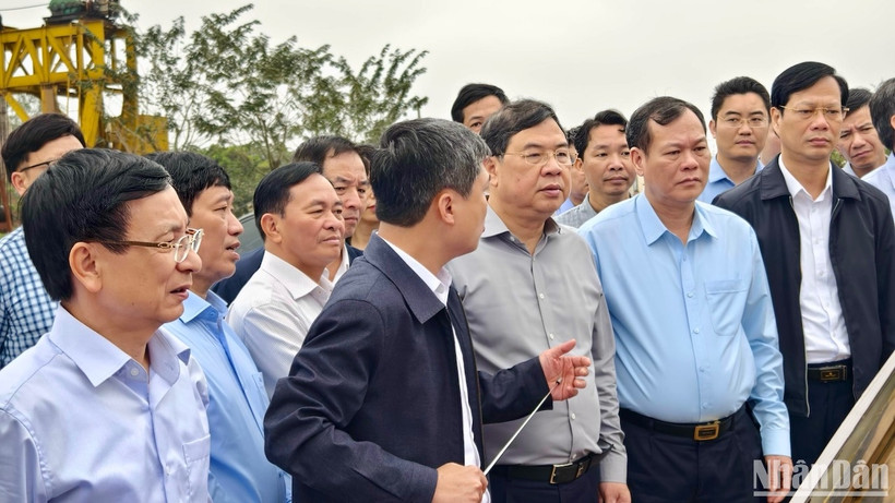 Lãnh đạo tỉnh Nam Định kiểm tra tiến độ thi công dự án cầu qua sông Đào trên địa bàn thành phố.