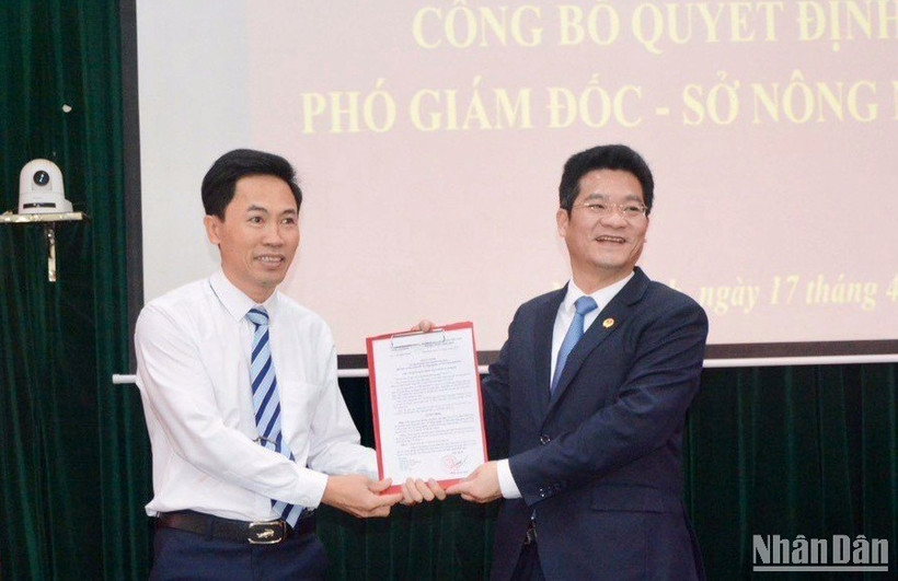 Đồng chí Trần Anh Dũng, Phó Chủ tịch Thường trực Ủy ban nhân dân tỉnh Nam Định trao Quyết định bổ nhiệm đồng chí Nguyễn Văn Hữu giữ chức vụ Phó Giám đốc Sở Nông nghiệp và Phát triển nông thôn.