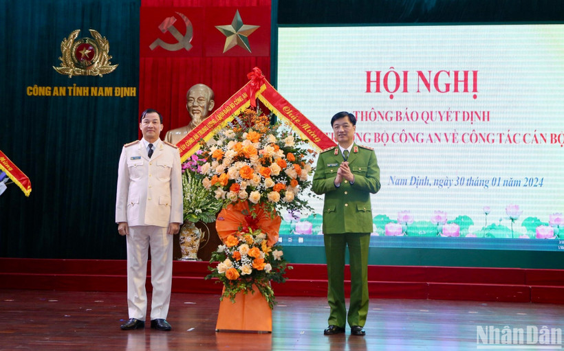 Thượng tướng Nguyễn Duy Ngọc, Thứ trưởng Công an tặng hoa chúc mừng Đại tá Trần Minh Tiến nhận nhiệm vụ mới.