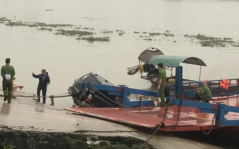 Lực lượng chức năng huyện Nghĩa Hưng (Nam Định) tiến hành trục vớt chiếc xe gặp nạn tại khu vực ven sông Đáy, trên địa bàn xã Nghĩa Trung.