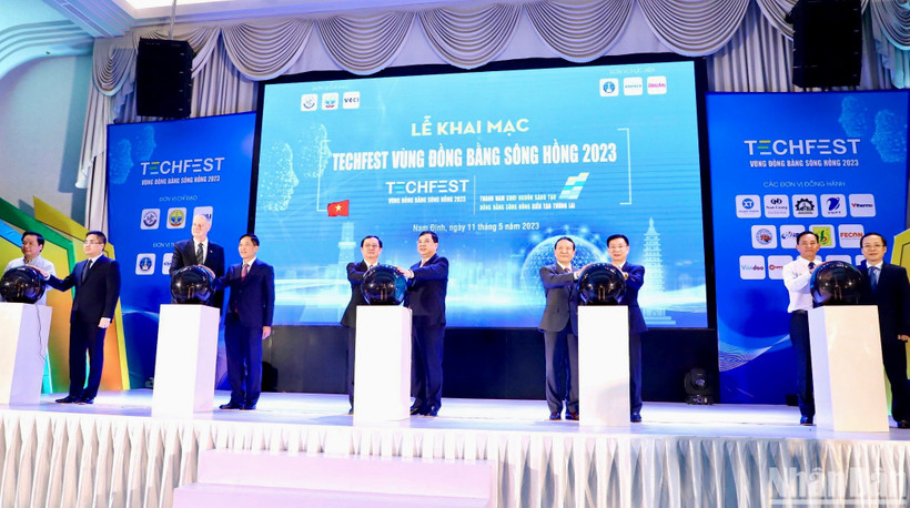 Các đại biểu thực hiện nghi thức khai mạc Techfest vùng đồng bằng sông Hồng năm 2023.