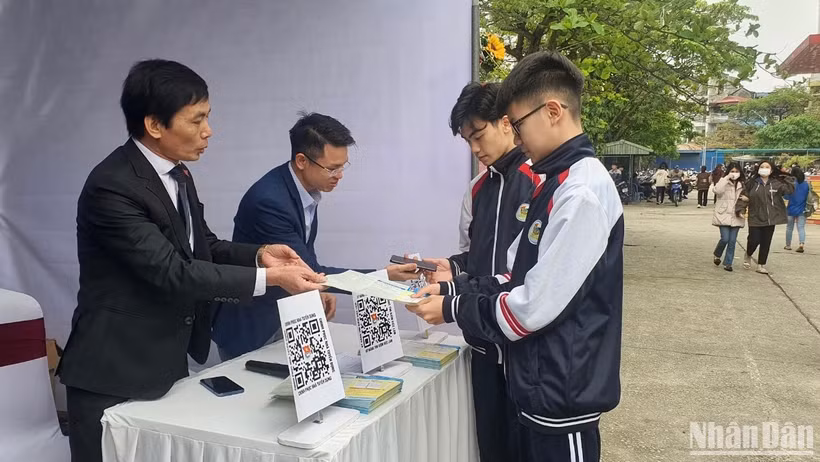 Khoảng 1.000 người, hầu hết là học sinh, sinh viên đến tìm hiểu thông tin tại Ngày hội việc làm tỉnh Nam Định năm nay.