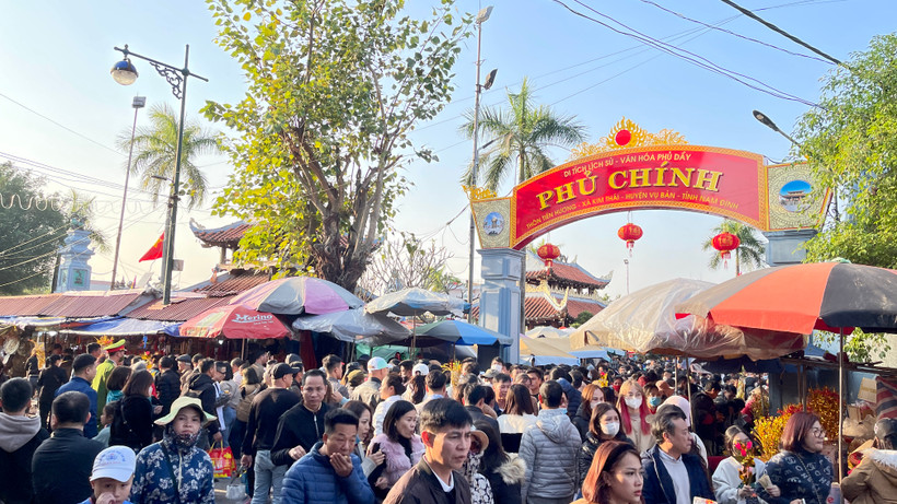 Hàng vạn du khách kéo về chợ Viềng, huyện Vụ Bản (Nam Định) du xuân, "mua may, bán rủi".