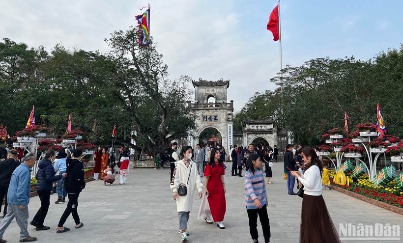 Người dân Nam Định tấp nập đến Đền Trần đi lễ, du xuân ngày đầu năm mới Giáp Thìn.