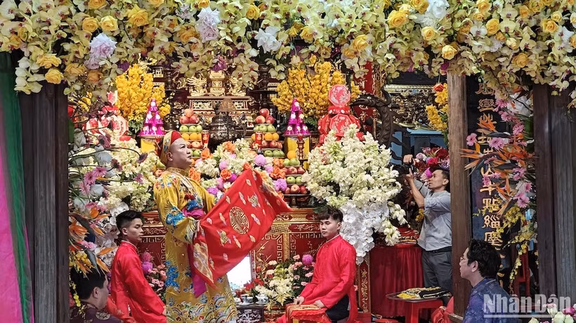 Các nghệ nhân trình diễn nghi lễ hầu đồng tại Quần thể di tích Phủ Dầy, xã Kim Thái, huyện Vụ Bản (Nam Định).