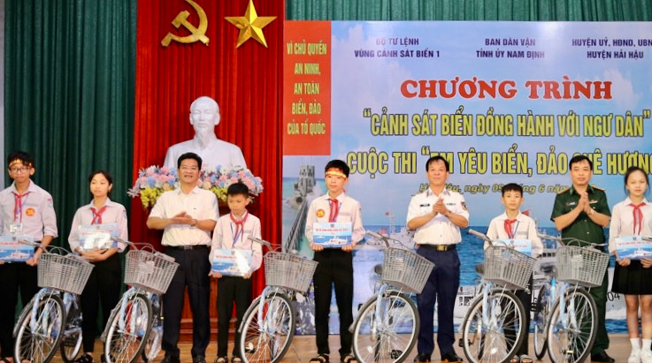 Lãnh đạo tỉnh Nam Định, Bộ Tư lệnh Vùng Cảnh sát biển 1 và Bộ Chỉ huy Bộ đội biên phòng tỉnh tặng xe đạp cho học sinh nghèo vượt khó của huyện Hải Hậu. 