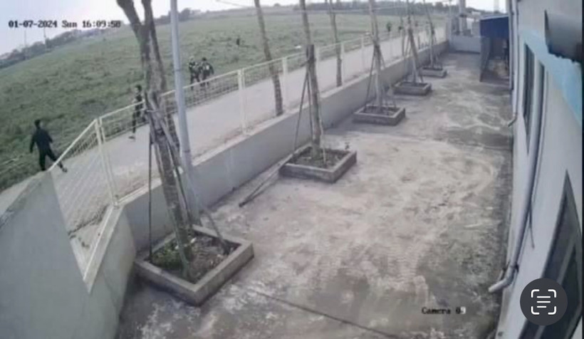 Hình ảnh trích xuất từ camera cho thấy nạn nhân bị nhiều thanh, thiếu niên truy đuổi, đánh hội đồng.