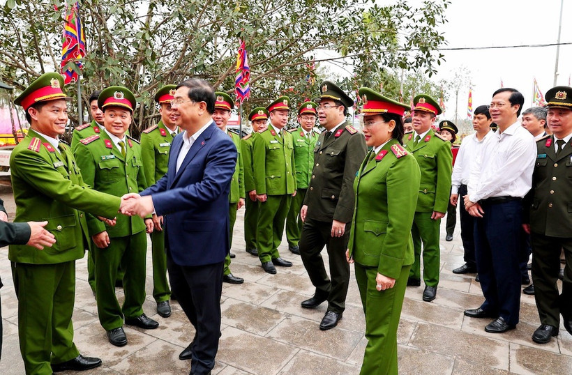 Đồng chí Phạm Gia Túc, Bí thư Tỉnh ủy Nam Định động viên các lực lượng làm nhiệm vụ bảo đảm an ninh, trật tự Lễ khai ấn Đền Trần.
