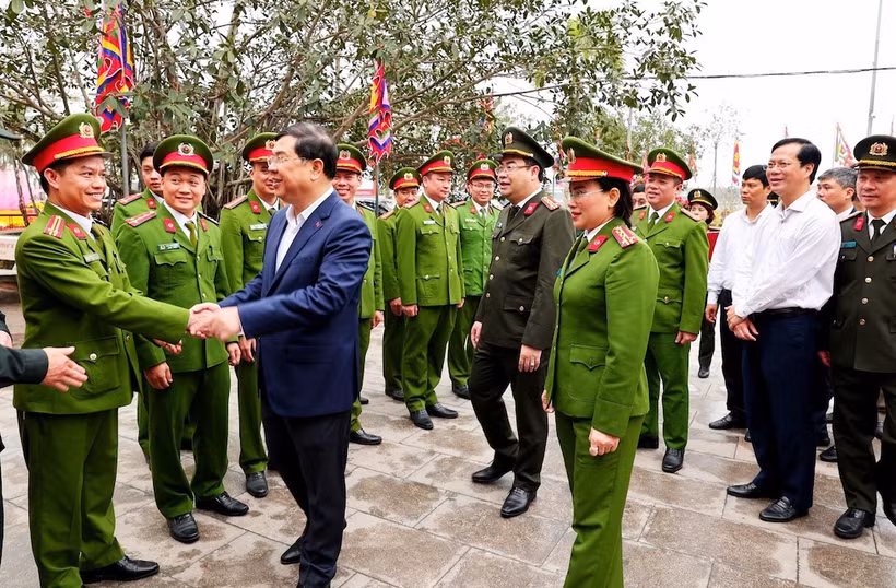 Đồng chí Phạm Gia Túc, Bí thư Tỉnh ủy Nam Định động viên các lực lượng làm nhiệm vụ bảo đảm an ninh, trật tự Lễ khai ấn Đền Trần.