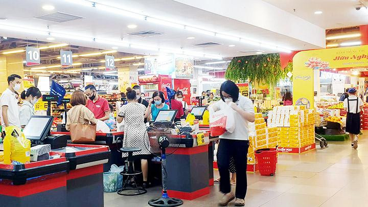 Nhờ có kỳ nghỉ lễ dài ngày, doanh số bán lẻ được dự báo sẽ tăng trong tháng 9. Ảnh: NGUYỆT ANH