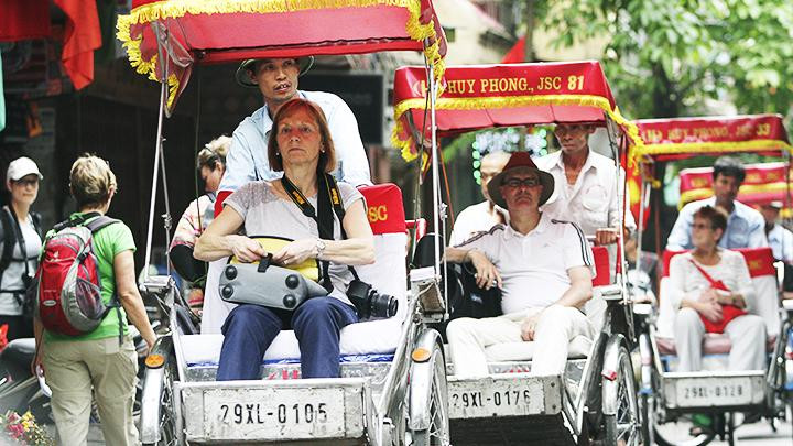 Du khách nước ngoài tham quan phố cổ Hà Nội. Ảnh: LÊ MINH