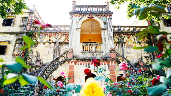 Tòa nhà được xây bề thế hướng đông nam, lưng tựa núi, hướng ra con suối trước mặt.