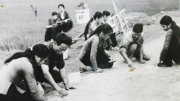 Hình ảnh người dân tự ôn bài sau giờ lên lớp. Ảnh: Tư liệu