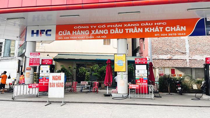 Doanh nghiệp xăng, dầu phải đóng cửa vì không có hàng. Ảnh chụp tại một cửa hàng xăng, dầu trên phố Nguyễn Công Trứ, Trần Khát Chân (Hà Nội).