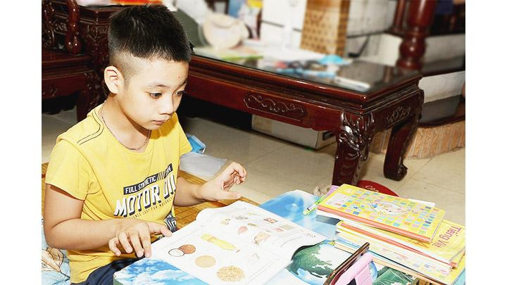 Tình trạng thiếu sách cho năm học mới vẫn diễn ra ở nhiều địa phương. Ảnh: NAM HẢI