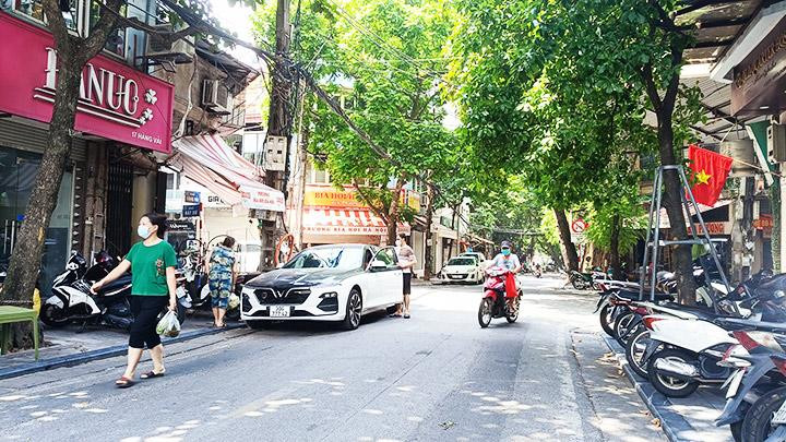 Tình trạng lấn chiếm vỉa hè, hành lang người đi bộ vẫn diễn ra ở nhiều nơi trên địa bàn thành phố.