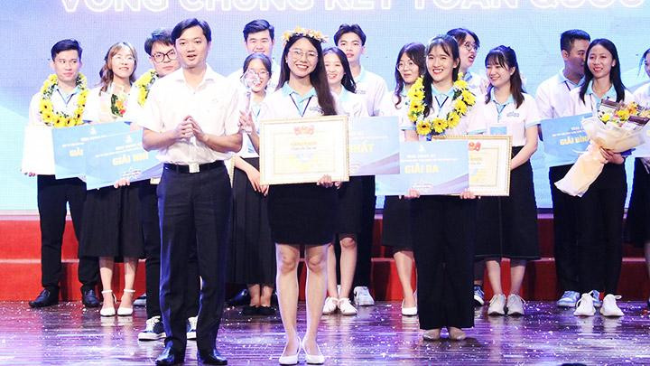 Ban tổ chức trao giải trong đêm chung kết.