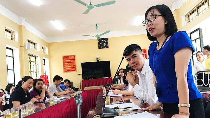 Các thầy, cô giáo trao đổi về học liệu dạy tiếng Anh.