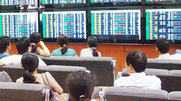 Nhà đầu tư vẫn có cơ hội khi thị trường giảm điểm. Ảnh: NAM ANH