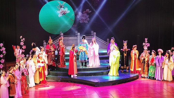 Ngày càng nhiều tác phẩm nghệ thuật được dàn dựng phục vụ công chúng.