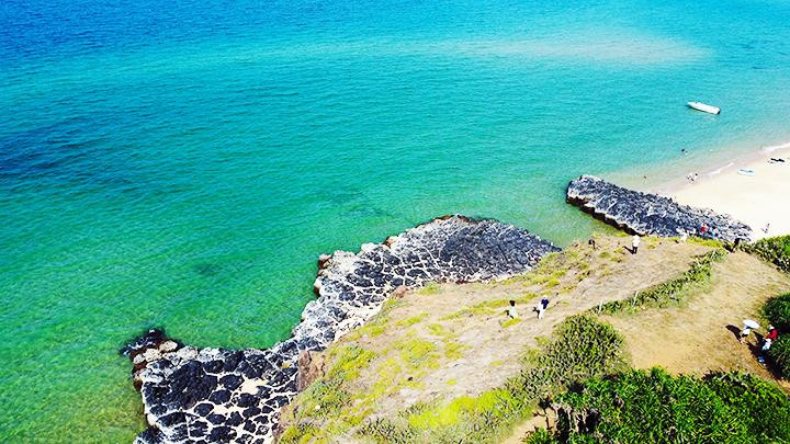 Gành đá ở Bãi Xép, xã An Chấn, Tuy An, Phú Yên thu hút du khách sau bộ phim “Tôi thấy hoa vàng trên cỏ xanh”. Ảnh: LÊ MINH