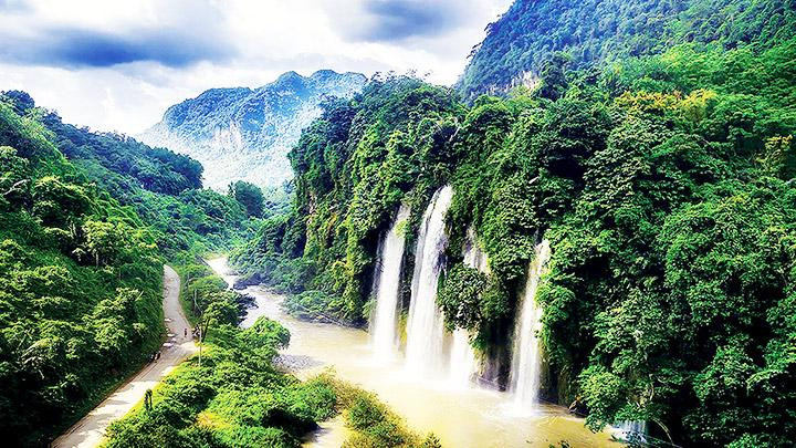 Thác Thần Sa trên dòng sông cùng tên.